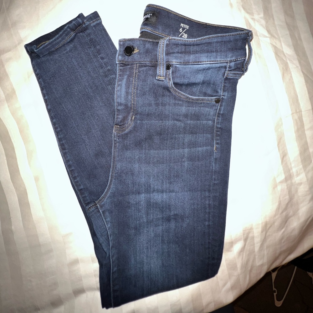 Like new petite 6/28 Los Angeles Liverpool high rise ankle jeans!
